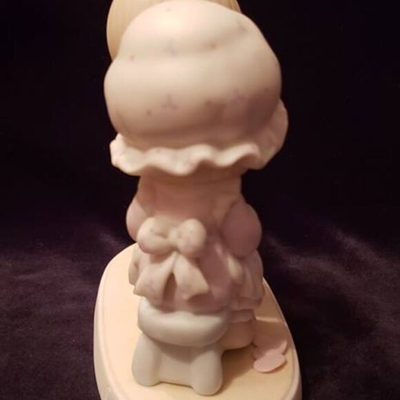 Vintage Precious Moments Sew in Love Figurine 1987 - Picture 4 of 5